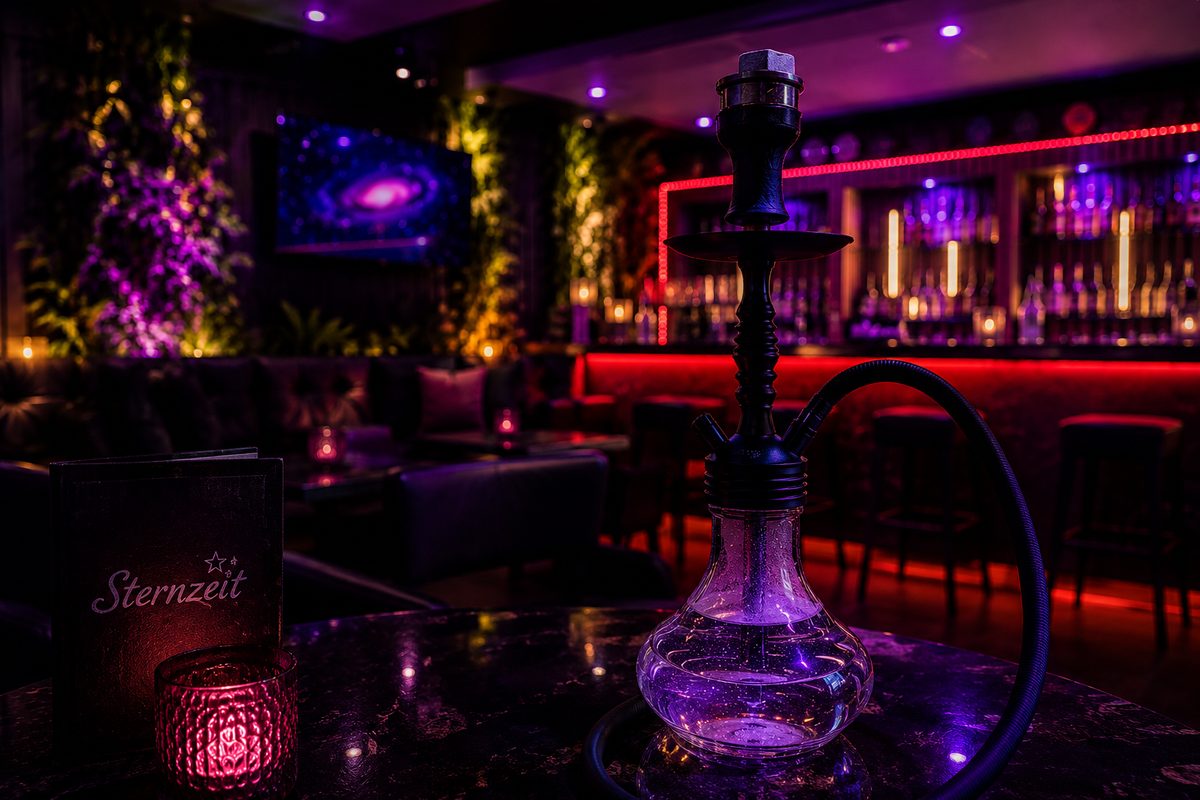 Shisha auf einem Tisch im Sternzeit, dahinter die Bar und die Sitzecke in violettem Licht.
